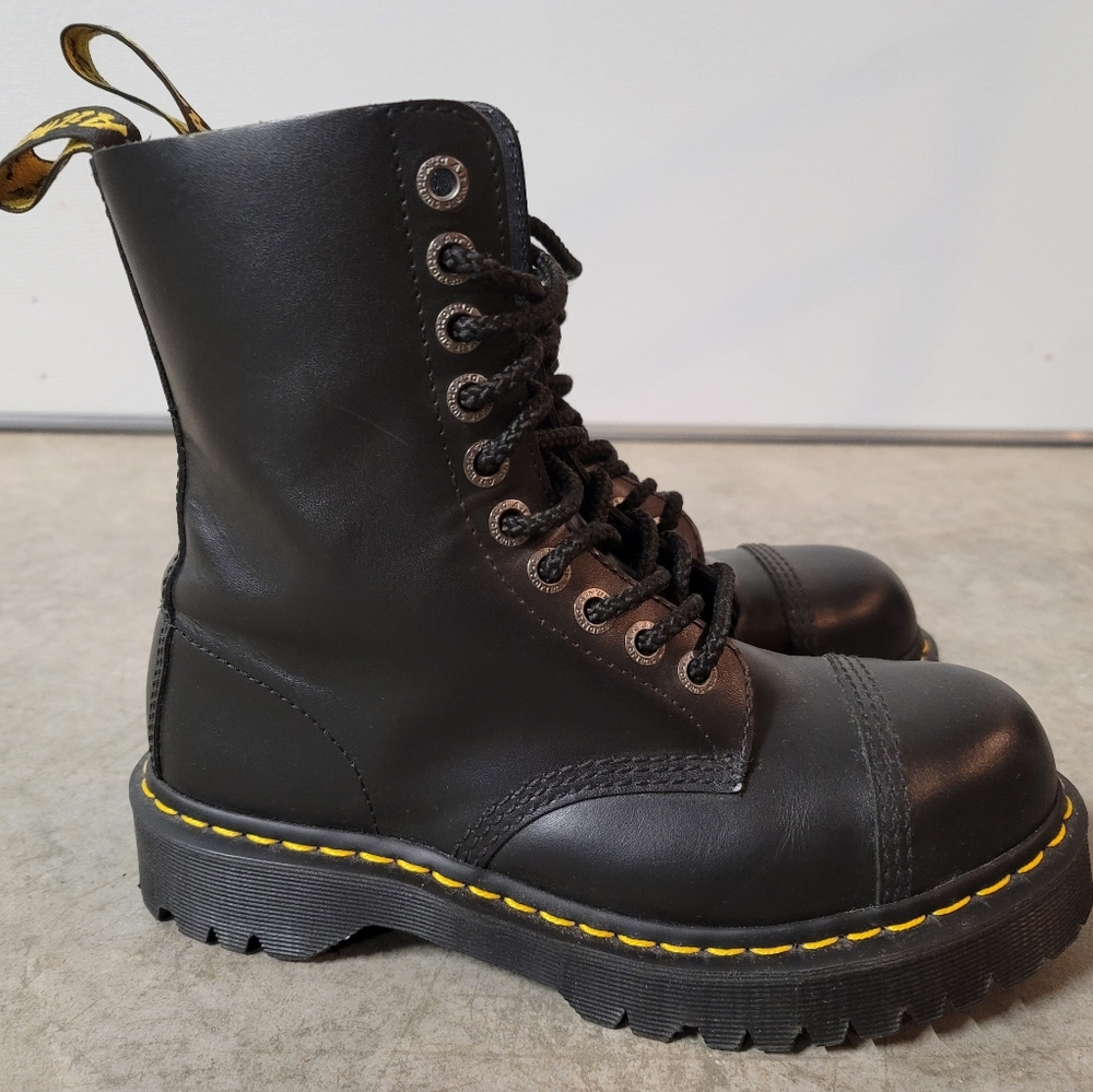 Dr. Marten's black leather steel toe - eu 39